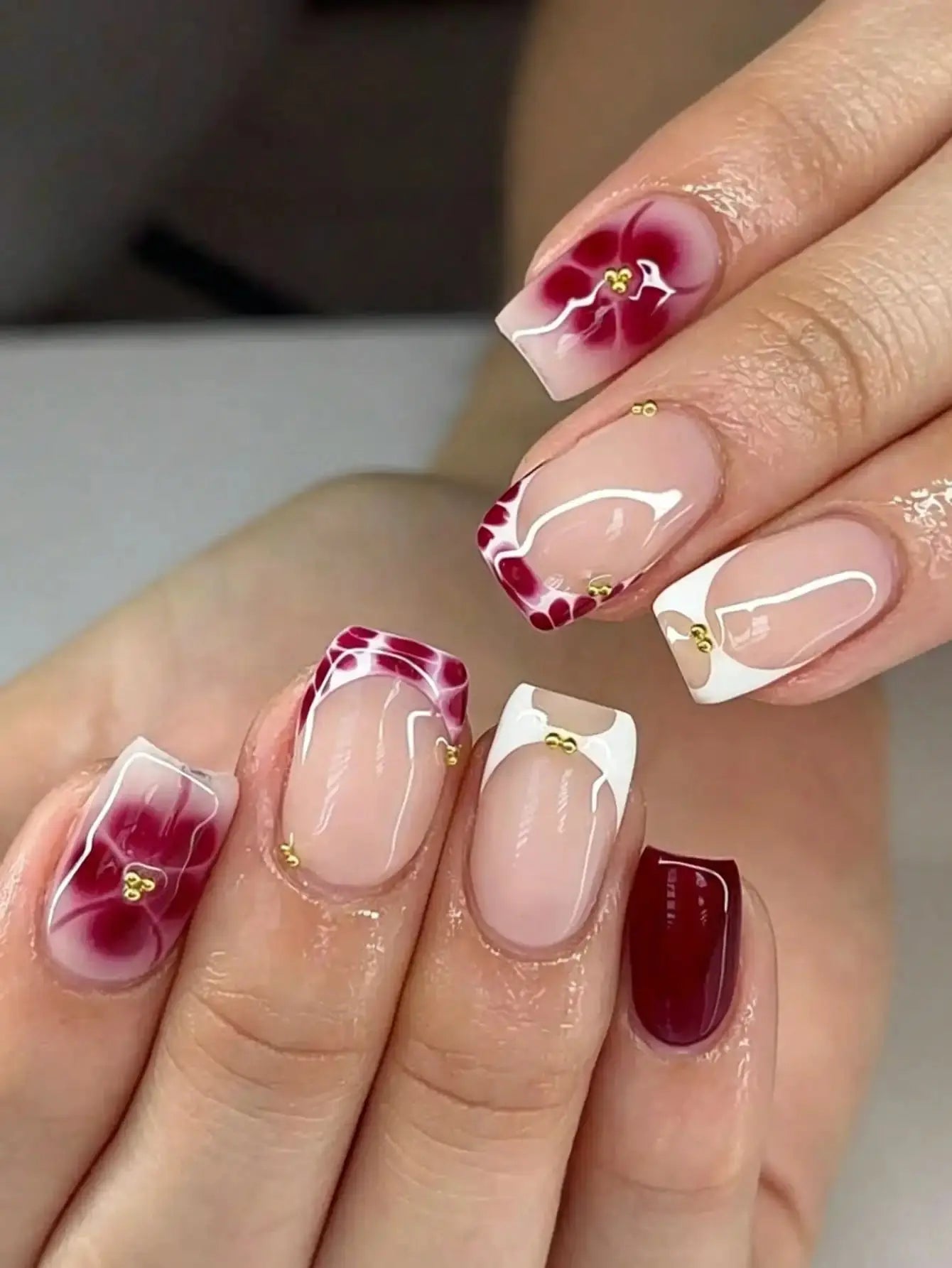 24pcs Short Square White French Flower Acrylic Press-On Nails, Cute Chrome Alloy Gel Manicure Nail Tips, Nail Art Supplies Set (Includes: 1pc Jelly Gel, 1pc Nail File), Suitable For Women Daily, Date, Party BareGlow