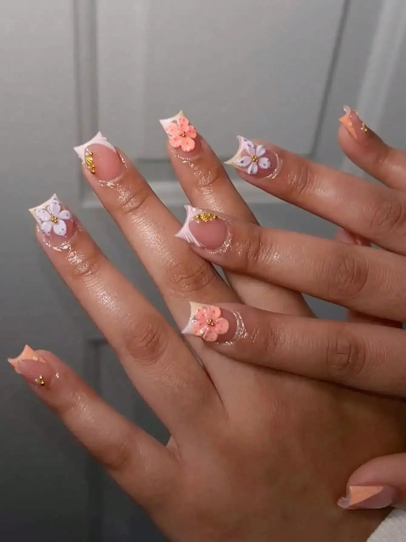 24pcs Short Square White French Flower Acrylic Press-On Nails, Cute Chrome Alloy Gel Manicure Nail Tips, Nail Art Supplies Set (Includes: 1pc Jelly Gel, 1pc Nail File), Suitable For Women Daily, Date, Party BareGlow