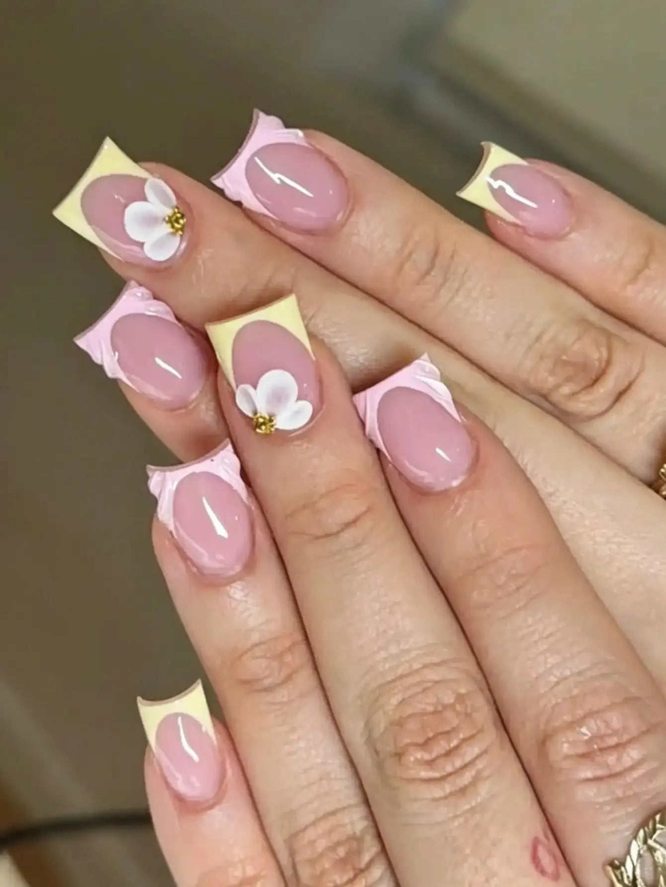 24pcs Short Square White French Flower Acrylic Press-On Nails, Cute Chrome Alloy Gel Manicure Nail Tips, Nail Art Supplies Set (Includes: 1pc Jelly Gel, 1pc Nail File), Suitable For Women Daily, Date, Party BareGlow