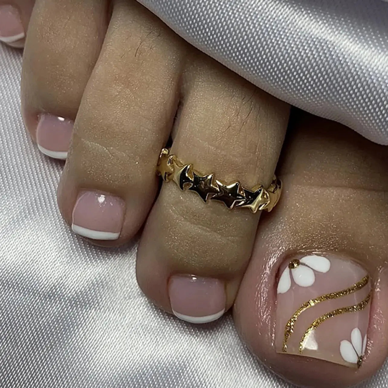 2026 New French False Toe Nails with Heart Rhinestone Design White Edge Summer Press on Toenails Fashion Fake Toenail Patches BareGlow